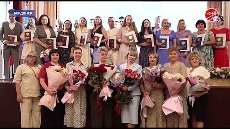 В Азовском педагогическом состоялась торжественная церемония вручения дипломов выпускникам.
